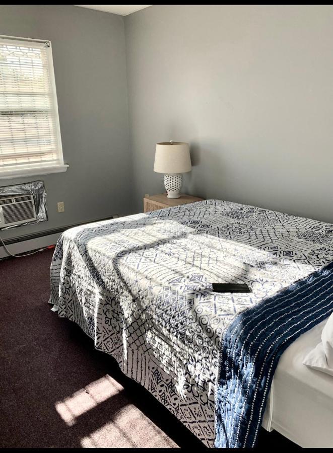 Large 3-bedrooms/2-bath Apt, One Block To Train Hospedagem domiciliar *