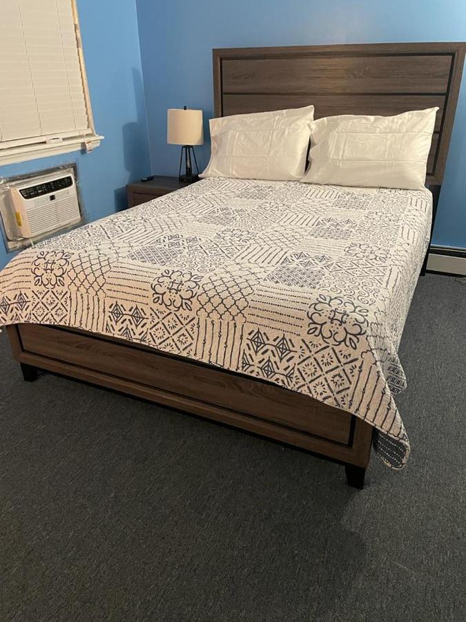 Hospedagem domiciliar Large 3-bedrooms/2-bath Apt, One Block To Train Nova York