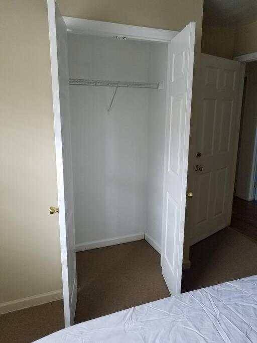 Hospedagem domiciliar Large 3-bedrooms/2-bath Apt, One Block To Train Nova York