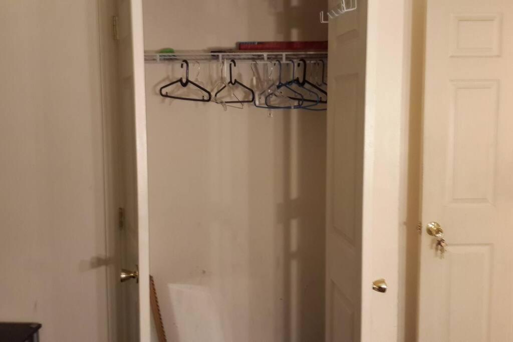 Hospedagem domiciliar Large 3-bedrooms/2-bath Apt, One Block To Train *