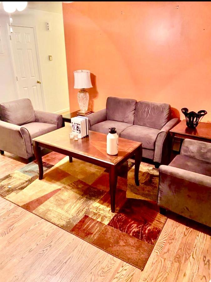 Hospedagem domiciliar Large 3-bedrooms/2-bath Apt, One Block To Train Nova York