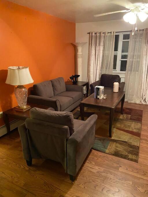Hospedagem domiciliar Large 3-bedrooms/2-bath Apt, One Block To Train *