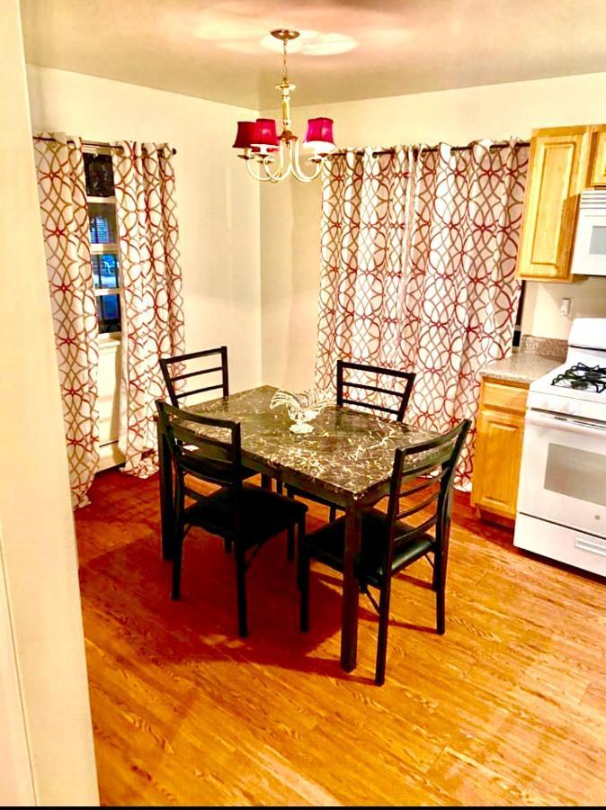 Large 3-bedrooms/2-bath Apt, One Block To Train Hospedagem domiciliar