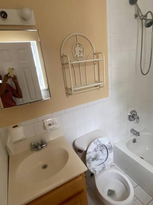 Large 3-bedrooms/2-bath Apt, One Block To Train Hospedagem domiciliar *