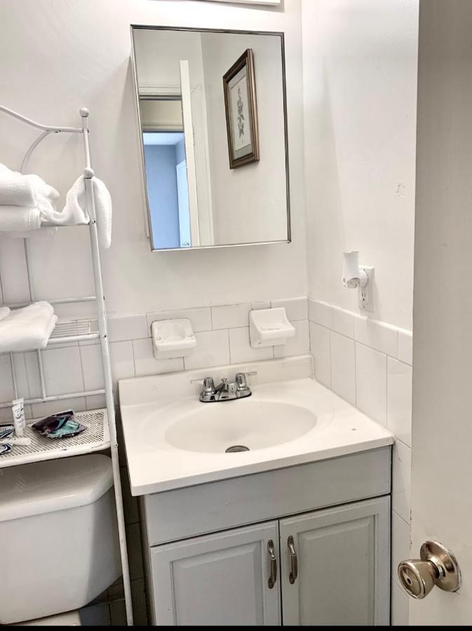 Hospedagem domiciliar Large 3-bedrooms/2-bath Apt, One Block To Train Nova York