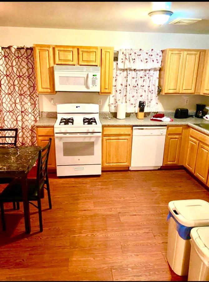 Large 3-bedrooms/2-bath Apt, One Block To Train * Nova York