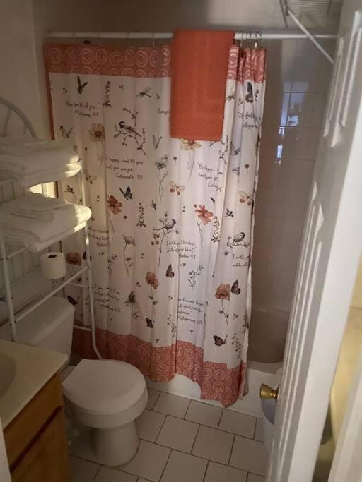 Hospedagem domiciliar Large 3-bedrooms/2-bath Apt, One Block To Train *