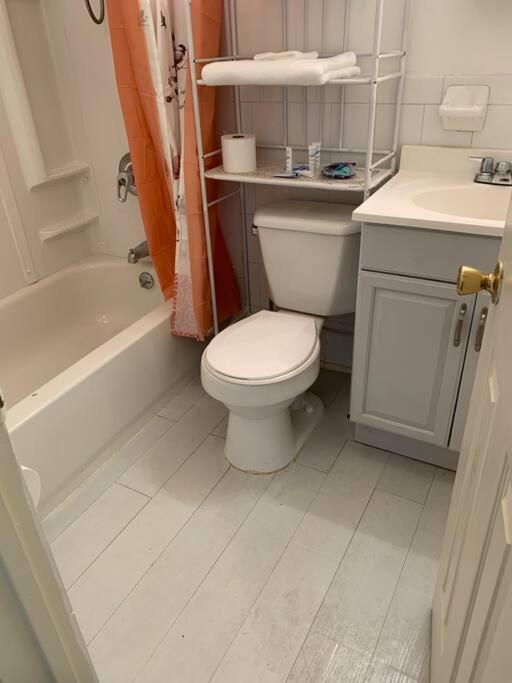 Large 3-bedrooms/2-bath Apt, One Block To Train Nova York