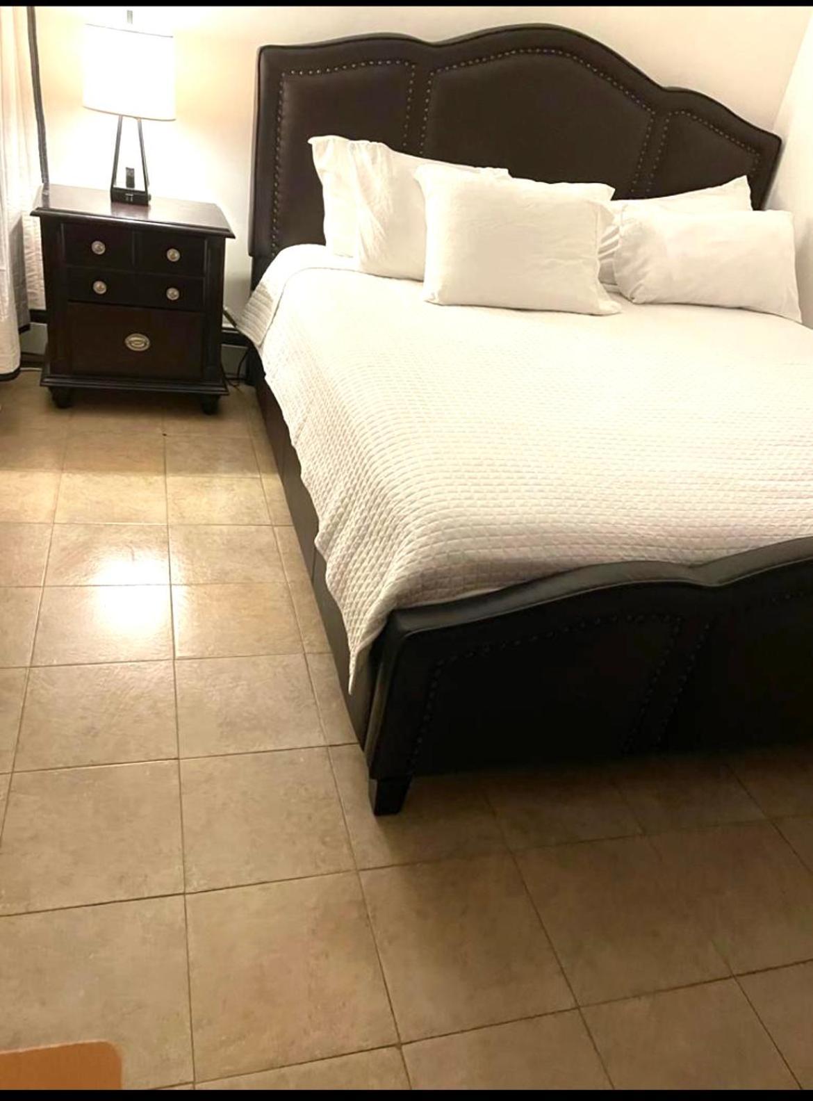 Hospedagem domiciliar Large 3-bedrooms/2-bath Apt, One Block To Train *